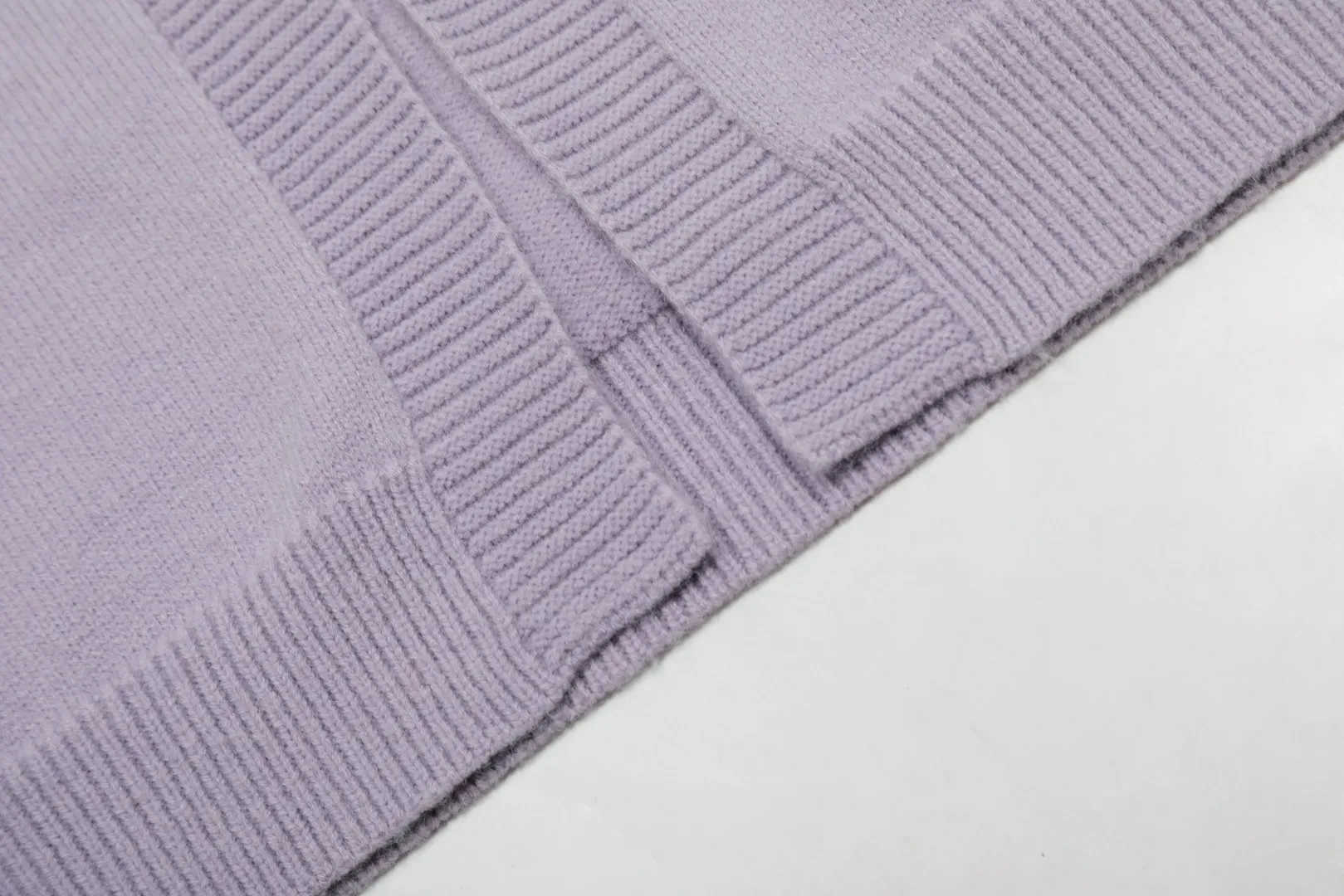 P220 Top quality" Style number: DS016# [Ralph Lauren V-neck solid color pony embroidered logo wool velvet knitted shawl cardigan] ✅Ralph Lauren Lazy‌oversize style basic classic versatile ten-color shawl cardigan ✅Main supplier platform live broadcast Wholesale entities Out of stock will be replenished Not off the shelf ✅ZP quality 1:1 version Can scan the code to enter the GF website Counter quality ✅Details and quality are the only one in Guangzhou. Light luxury wool. Focus on high-end. Cost-effective. Needless to say good quality. ✅Restore the original version. Can wear 190 pounds. Loose, comfortable and stress-free. ✅Loose upper body, oversize and lazy style. Must-have style for goddess ootd. ✅Good-looking clothes are never picky. Recommended for goddess wardrobe. Taro Purple, Light Khaki, Chinese Red, Anchor Red